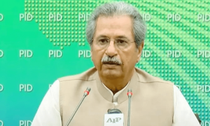 شفقت محمود کے سیاست چھوڑنے کے اعلان پر پی ٹی آئی حامیوں نے آڑے ہاتھوں لے لیا