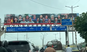 ملک کے مختلف شہروں میں پی ٹی آئی رہنما، صحافیوں اور یوٹیوبرز کیخلاف &rsquo;غدارِ وطن&lsquo; کے بینرز آویزاں