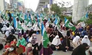 جماعت اسلامی کا دھرنا: پولیس نے خواتین کو راولپنڈی جانے سے روک دیا، بسیں ضبط
