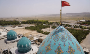 اسماعیل ہنیہ کی شہادت: ایران نے قُم میں انتقام کی علامت سرخ پرچم لہرا دیا