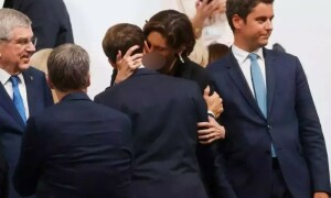 فرانسیسی صدر اور کھیل کی وزیر کی نامناسب انداز میں ملاقات پر ہنگامہ مچ گیا