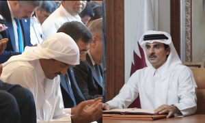 اسماعیل ہنیہ کی نماز جنازہ میں امیر قطر کی روایتی &rsquo;عقال&lsquo; کے بغیر تصویر وائرل