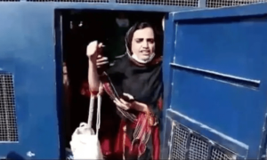 فیکٹ چیک: ماہ رنگ بلوچ کی &rsquo;گرفتاری اور پولیس کی بدسلوکی&lsquo; کی ویڈیو کی حقیقت