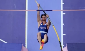 French pole vaulter&rsquo;s mishap goes viral at Olympics