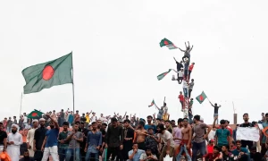 Army chief to meet protesters as Bangladesh prepares for interim govt