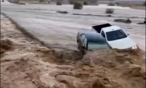 موسلا دھار بارش کے دوران مسجد الحرام میں طواف اور عبادات