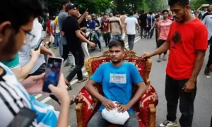 بنگلہ دیش میں لُوٹی ہوئی سرکاری چیزیں لوگوں نے واپس کردیں
