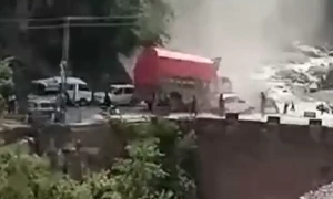 مظفرآباد: ٹرک بریک فیل ہونے پر 3 گاڑیوں سے جا ٹکرایا، 5 افراد جاں بحق، متعدد زخمی