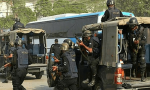 بنوں : پولیس اور مسلح افراد کے درمیان فائرنگ، راہ گیر جاں بحق، اہلکاروں سمیت 5 افراد زخمی