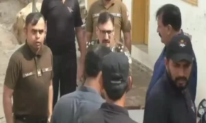 فیصل آباد: 9 گھنٹے جاری آپریشن ختم، اسلحہ کے زور پر اپنے ہی بیوی بچوں کو یرغمال بنانے والا ذہنی مرض گرفتار