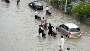 کراچی میں کہیں ہلکی اور کہیں تیز بارش، اسلام آباد، لاہور میں بھی بادل برسے، نشیبی علاقے زیر آب