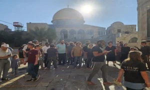 مسجد الاقصیٰ پر سیکڑوں اسرائیلی آبادکاروں کی چڑھائی، حالات کشیدہ