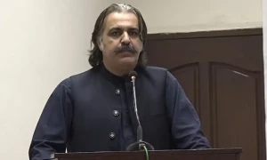 خیبرپختونخوا کے بیوروکریٹس کو گورنر سے ملاقات مہنگی پڑ گئی، وزیراعلیٰ نے عہدوں سے فارغ کر دیا