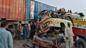 سکھر ملتان موٹروے پر بس اور ٹرالر میں تصادم، 8 افراد جاں بحق