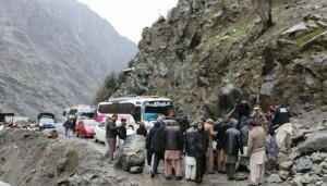 گلگت بلتستان میں لینڈ سلائیڈنگ سے شاہراہ قراقرم مختلف مقامات پر بند