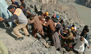 دیامر بھاشا ڈیم پر کام کرنے والے مزدوروں کی گاڑی سیکڑوں فٹ گہری کھائی میں جاگری، 6 جاں بحق