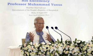 حسینہ واجد کے وفاداروں کی برطرفی کا سلسلہ جاری، صفائی مکمل ہونے تک الیکشن نہ کرانے کا فیصلہ