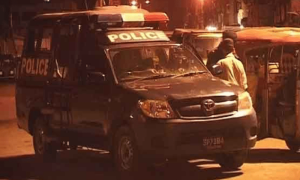 پولیس افسر کو بیٹے سمیت لوٹنے والے دو ڈاکو ہلاک