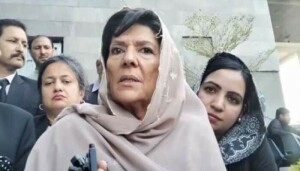 پی ٹی آئی کا جلسہ منسوخ ہونے پر علیمہ خان پارٹی قیادت پر پھٹ پڑیں
