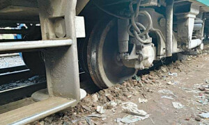 لاہور سے کراچی آنے والی عوام ایکسپریس حادثے سے بال بال بچ گئی