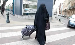 اگر آپ اکیلے سفر کرتی ہیں تو چند حفاظتی طریقے ضرور جان لیں