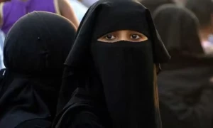 مودی، یوگی آدتیہ ناتھ کو سراہنے والی کو تین طلاقیں