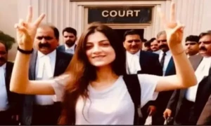 سانحہ کارساز میں ملوث خاتون کی وکٹری کے نشان والی تصویر کی حقیقت کیا ہے