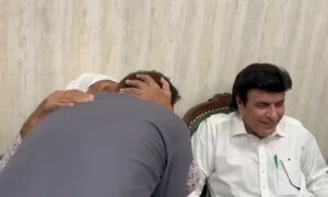 پی ٹی آئی کے زیر حراست رکن والدہ سے ملاقات کے دوران آبدیدہ
