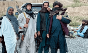 امریکی مسلم انفلوئینسر کی طالبان کے ساتھ تصویر بنوانے پر ہنگامہ