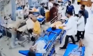مریض نے لیڈی ڈاکٹر کو دبوچ کر اُس کا سَر لوہے کے پائپ پر دے مارا