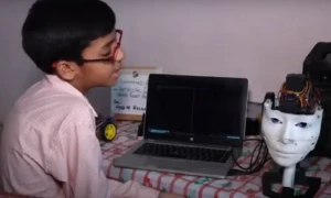 چھٹی کلاس کے پاکستانی بچے کا کارنامہ، اے آئی سے لیس بولنے والا روبوٹ سَر تیار کرلیا