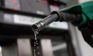 پیٹرولیم مصنوعات کی قیمتوں میں بڑی کمی کا امکان