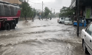 کراچی سمیت سندھ بھر میں آج بھی بارش، سڑکیں تالاب بن گئیں، حادثات میں 3 افراد جاں بحق