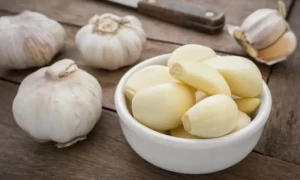 نہارمنہ کچا لہسن کھانے کے ان گنت فوائد جانیے