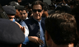 190 ملین پاؤنڈ ریفرنس کی سماعت: عمران خان نے روسٹرم پر جیلر کو جھاڑ دیا