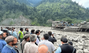 خیبر پختونخوا میں طوفانی بارش، سیلاب، لینڈ سلائیڈنگ، سیکڑوں سیاح اور 100 سے زائد گاڑیاں پھنس گئیں