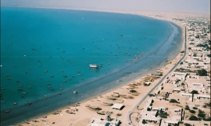 Cyclone Asna goes further away from Karachi, but Balochistan still at risk