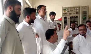 پشاور : پی ٹی آئی کے فضل الہٰی کا پیسکو گرڈ پر دھاوا، فیڈرز زبردستی آن کرا لیے