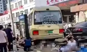 چین میں اسکول کے باہر بس بچوں پر چڑھ دوڑی، گیارہ بچے ہلاک