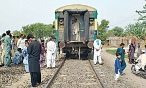 نواب شاہ میں شالیمار ٹرین بڑے حادثہ سے بچ گئی