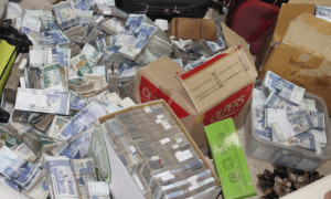 کراچی: ایف آئی اے کی حوالہ ہنڈی کے خلاف کارروائی، فائرنگ سے اہلکار زخمی