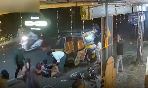 Brave schoolgirl in Karnataka lifts overturned auto-rickshaw to save mother