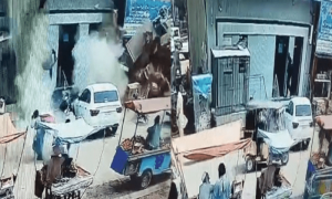 کراچی کے علاقے نئی سبزی منڈی کے قریب نالے میں دھماکا،دو افراد زخمی