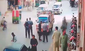 چالان کیوں کیا؟ ڈرائیور نے ٹریفک اہلکاروں پر گاڑی چڑھا دی