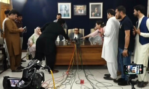 علی امین گنڈا پور کے بیان پر صحافیوں کا احتجاج، مائیک اٹھالئے