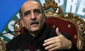 اکبر ایس بابر کا سپریم کورٹ کے 8 ججوں کے فیصلے کو چیلنج کرنے کا اعلان