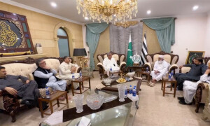 آئینی ترمیم لانے میں حکومت فی الوقت ناکام، کابینہ اجلاس ملتوی