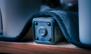 ہوٹل کے کمروں میں چھپے کیمرے: خواتین کیسے بچیں؟