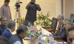 وفاقی حکومت وکلا کے سامنے ڈھیر، بار ایسوسی ایشن سے مذاکرات کا فیصلہ