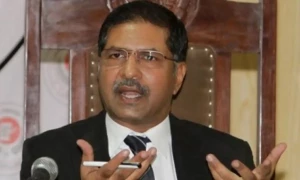 آئینی ترامیم پر وکلا کی درخواستیں: پارلیمنٹ میں قانون سازی کو قبل ازوقت نہیں روک سکتے، بیرسٹر علی ظفر